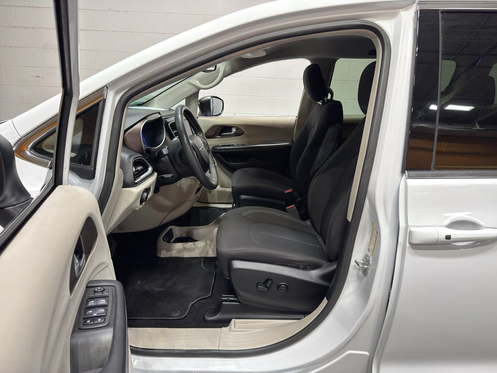 2024 Chrysler Voyager LX