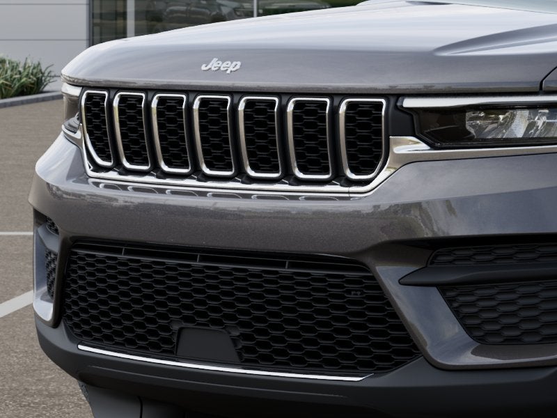 2026 Jeep Grand Cherokee Laredo Thunderdome V6 Power