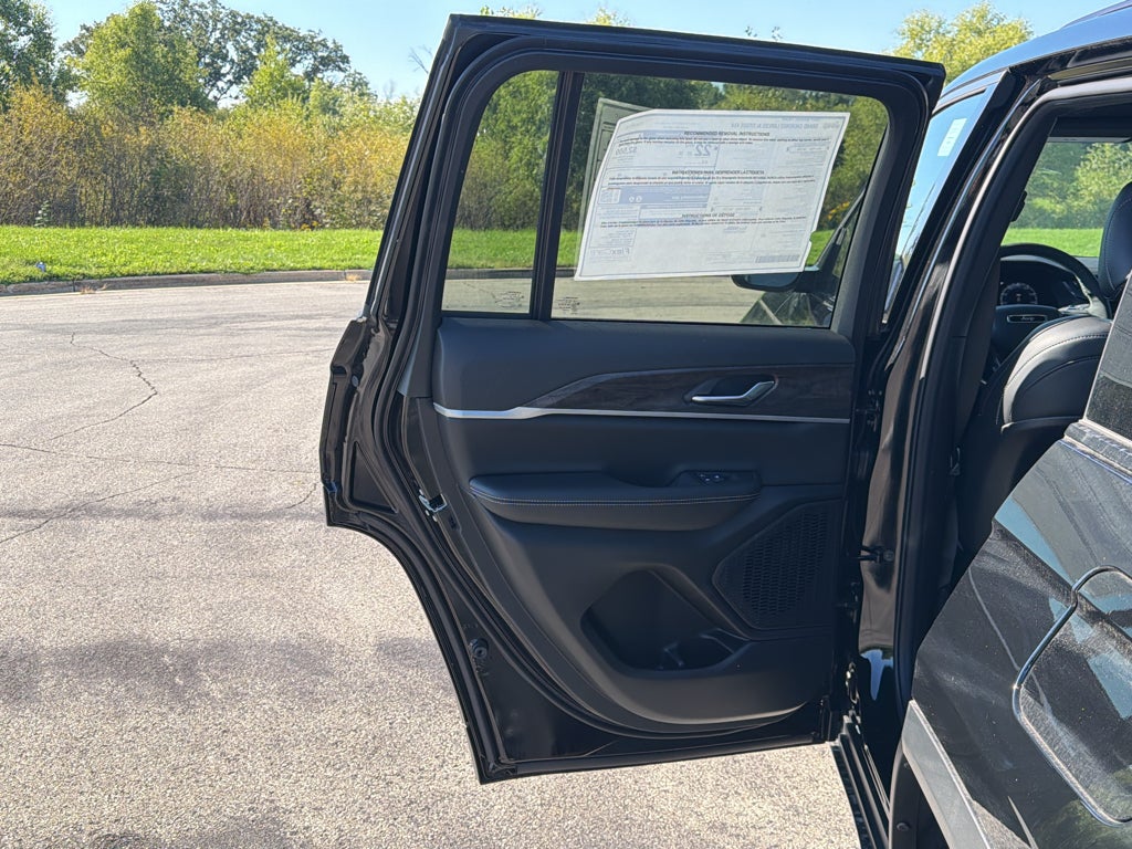 2027 Jeep Grand Cherokee Laredo Altitude