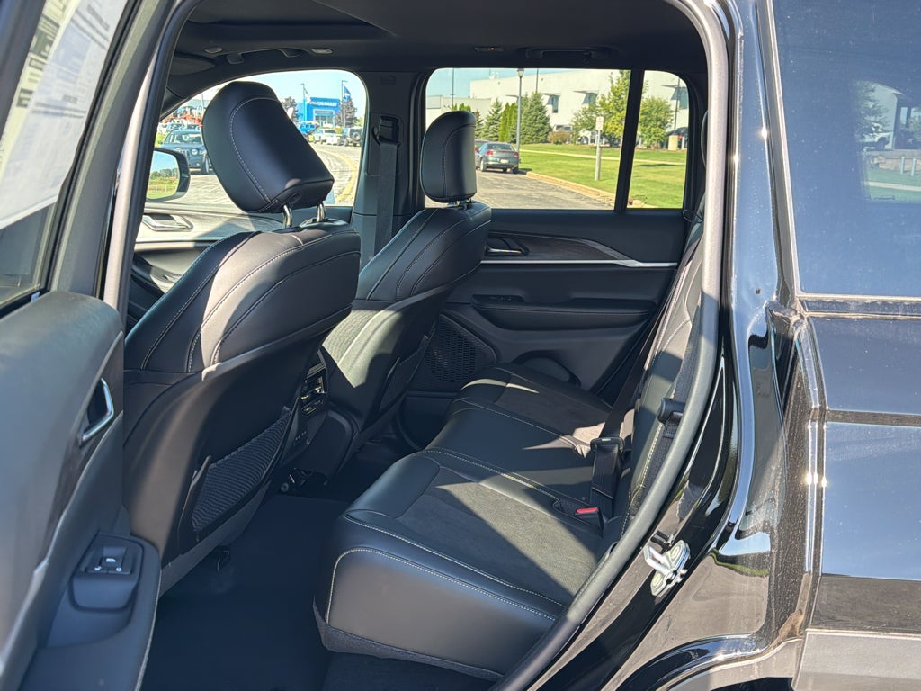 2027 Jeep Grand Cherokee Laredo Altitude