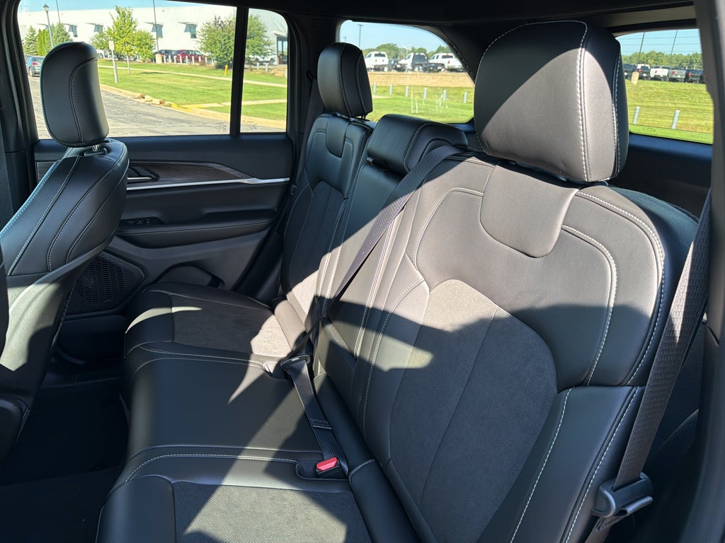 2027 Jeep Grand Cherokee Laredo Altitude
