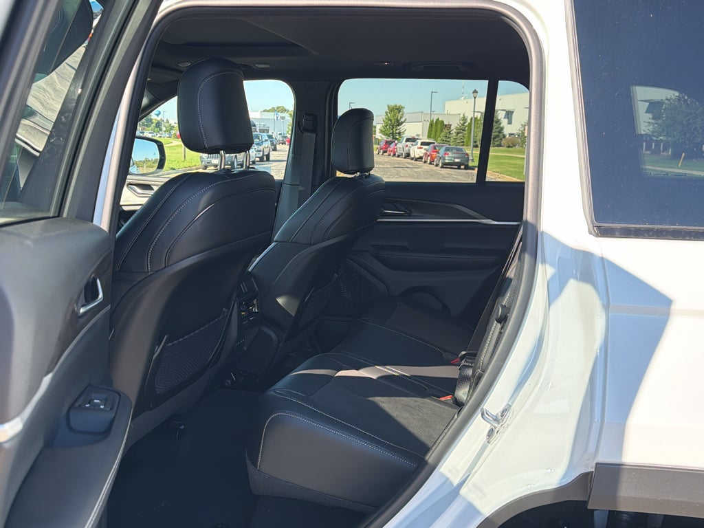 2027 Jeep Grand Cherokee Laredo Altitude
