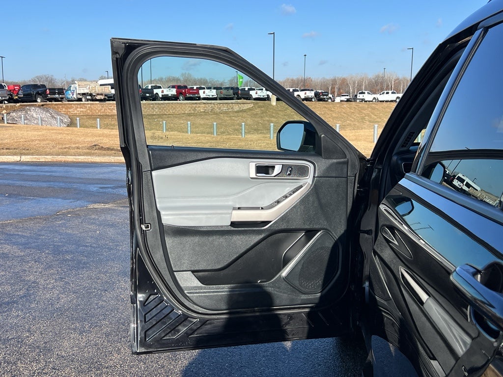 2023 Ford Explorer XLT 202A w/Moonroof