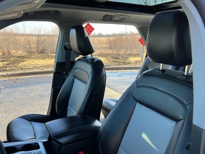 2023 Ford Explorer XLT 202A w/Moonroof