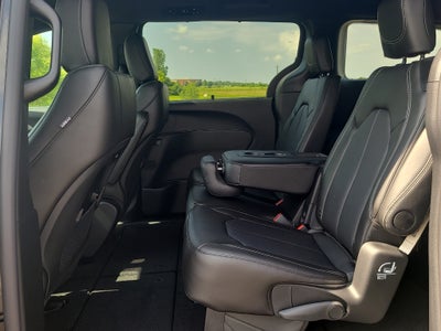 2027 Chrysler Pacifica Select Tech 8 Passenger