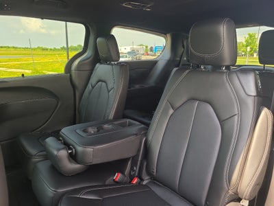2027 Chrysler Pacifica Select Tech 8 Passenger