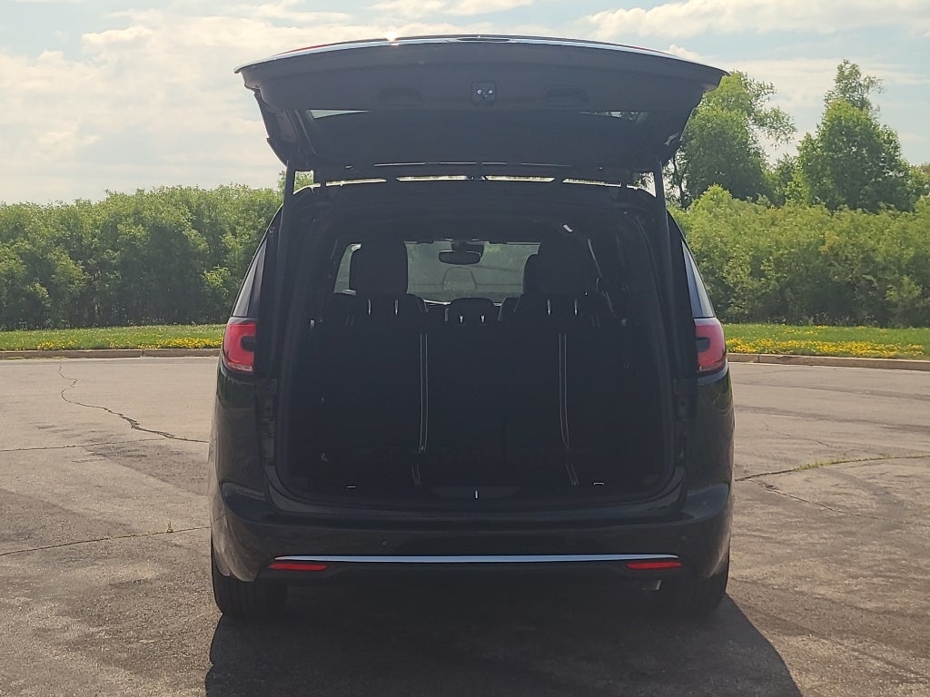 2027 Chrysler Pacifica Select Tech 8 Passenger