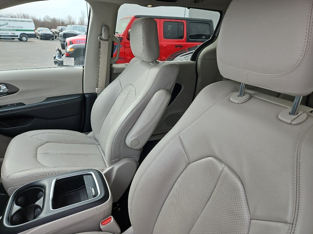 2021 Chrysler Pacifica Touring L w/Theater Group