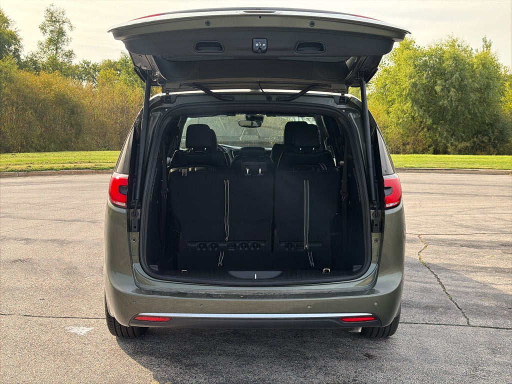 2027 Chrysler Pacifica Select Preferred 8 passenger