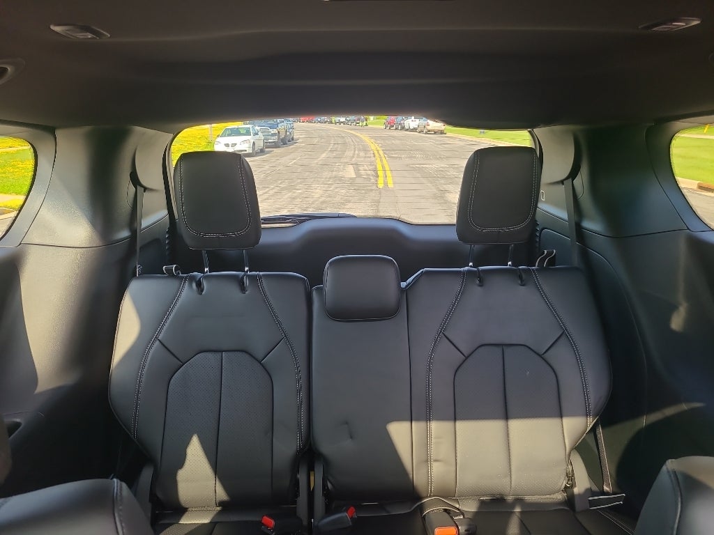 2027 Chrysler Pacifica Select Tech AWD