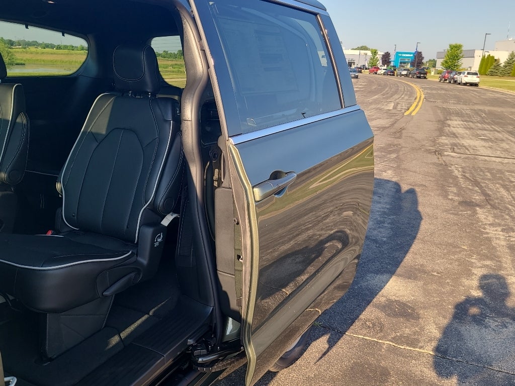 2027 Chrysler Pacifica Limited Family Tech AWD