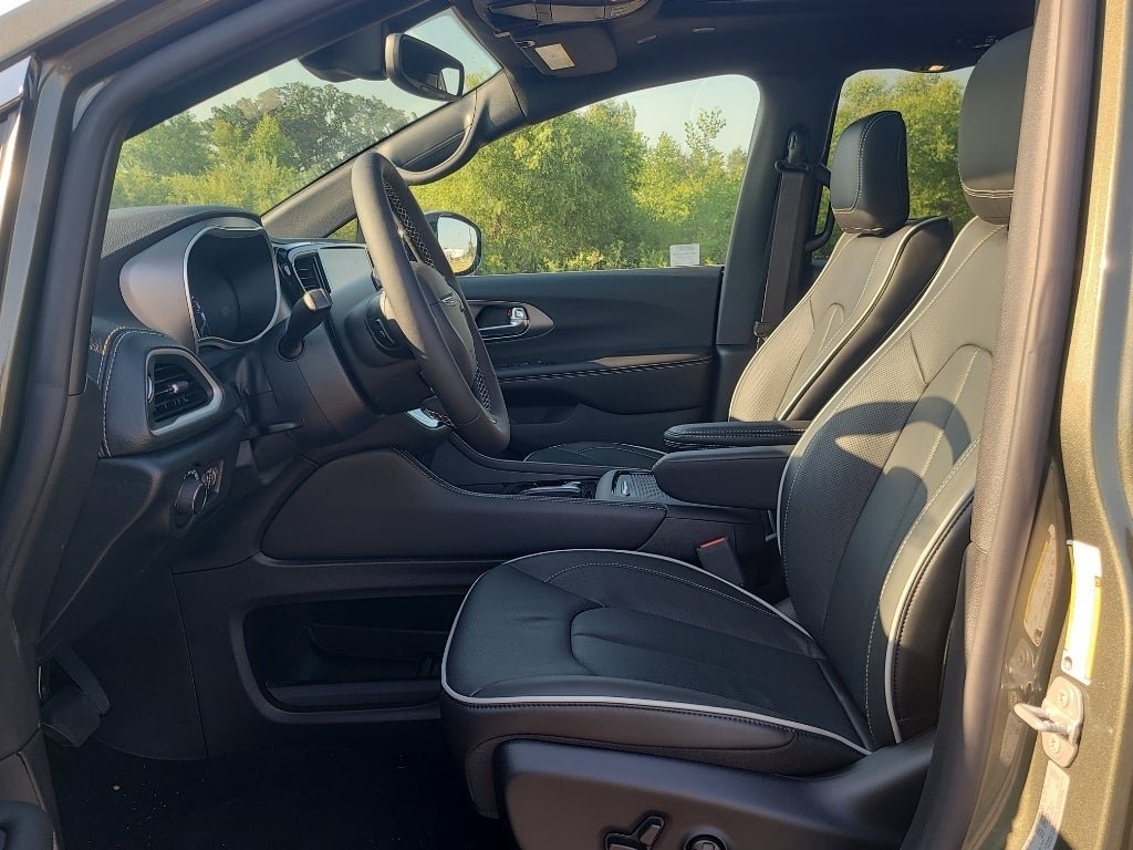 2027 Chrysler Pacifica Limited Family Tech AWD