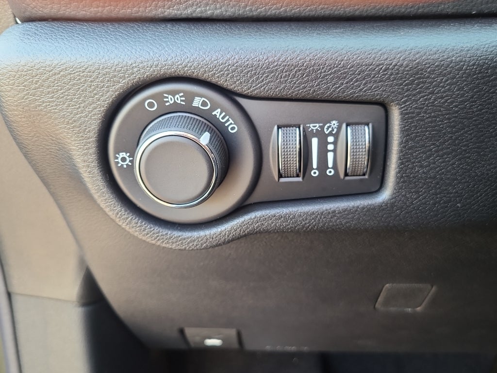 2027 Chrysler Pacifica Limited Family Tech AWD