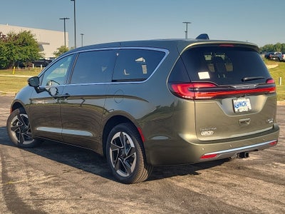 2027 Chrysler Pacifica Limited Family Tech AWD