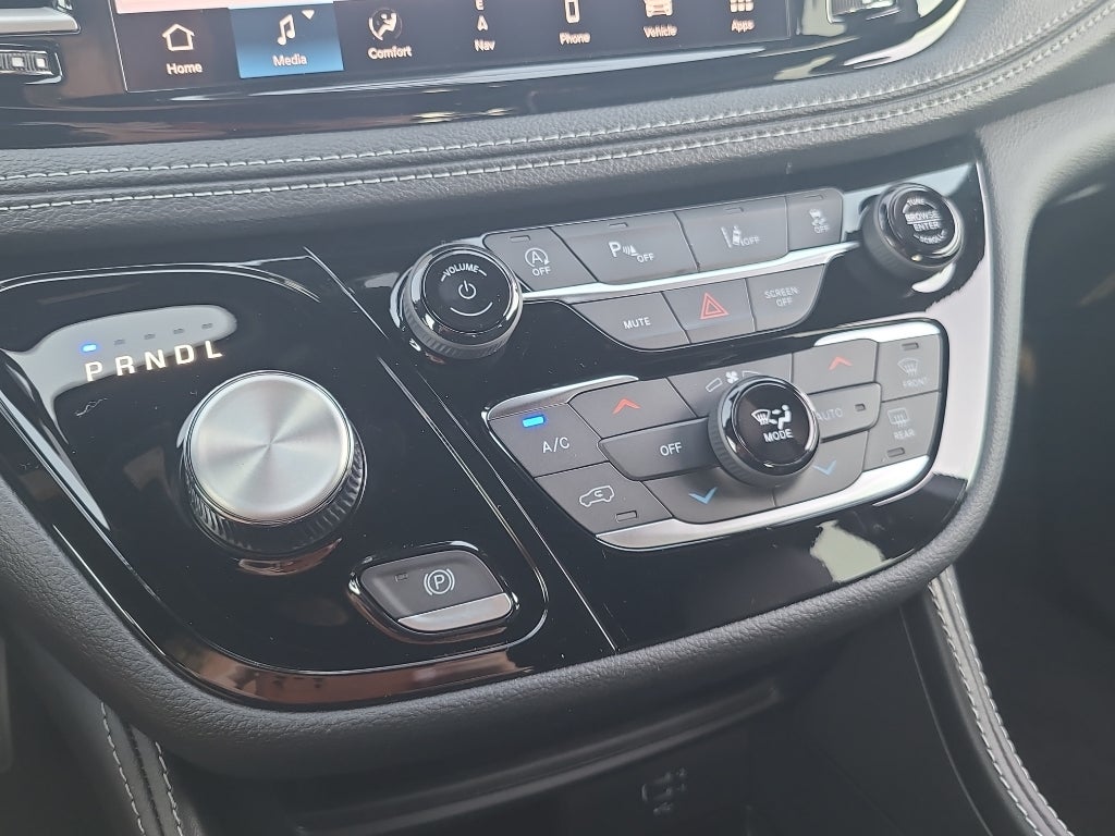 2027 Chrysler Pacifica Limited Family Tech AWD
