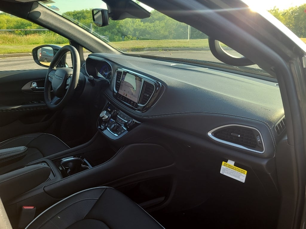 2027 Chrysler Pacifica Limited Family Tech AWD