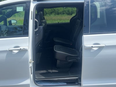 2027 Chrysler Pacifica Limited S AWD