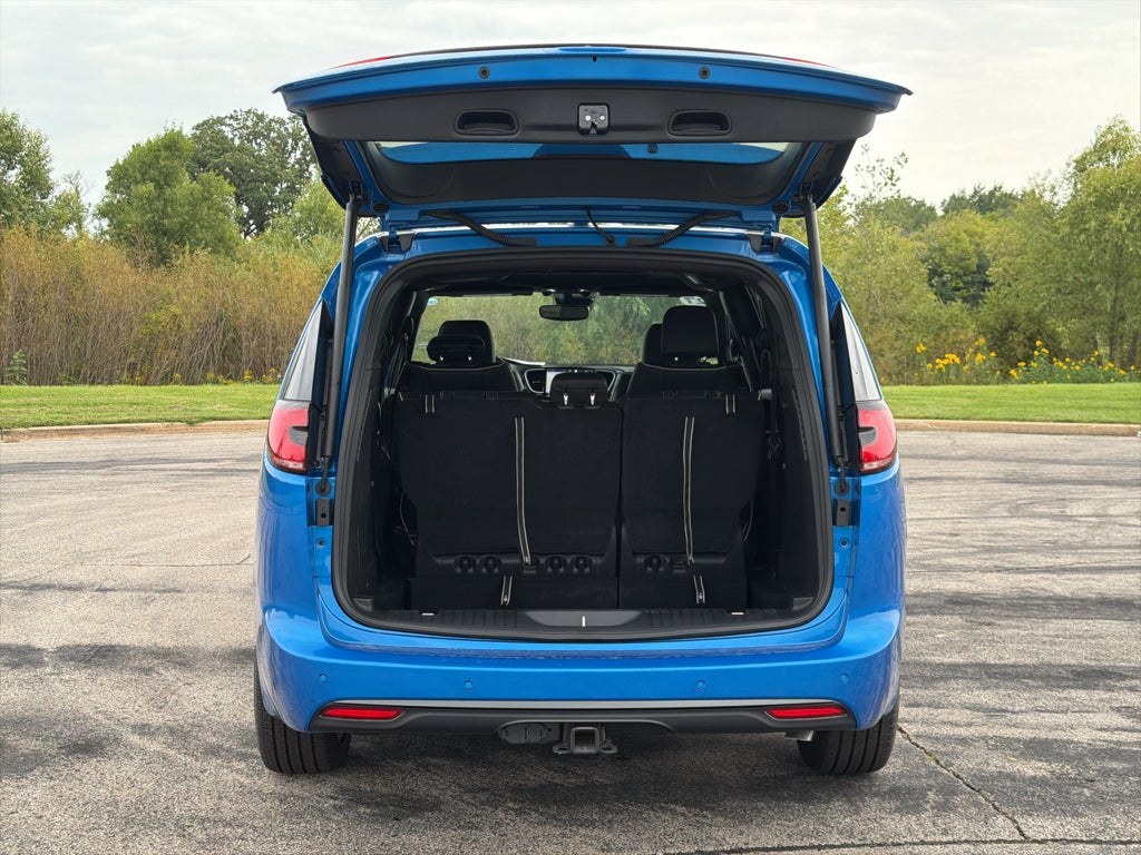 2027 Chrysler Pacifica Limited Luxury Tech S pkg AWD