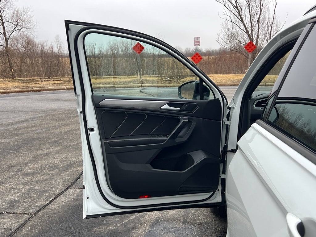 2023 Volkswagen Tiguan SE R-Line Black