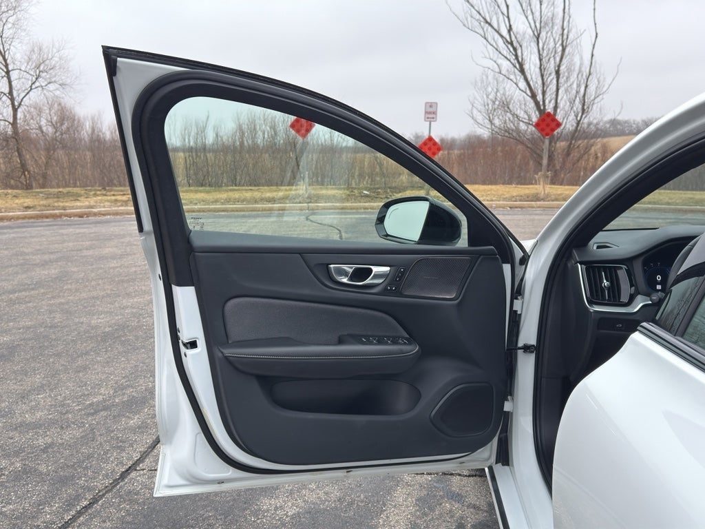 2024 Volvo S60 Plus Black Edition