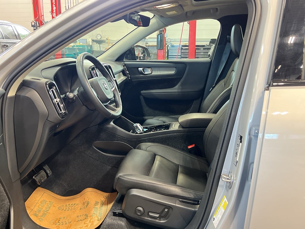 2025 Volvo XC40 Plus Dark Theme